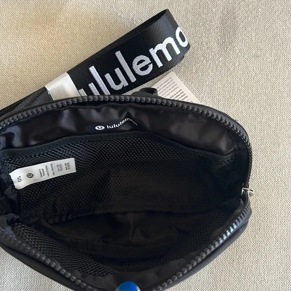 *LAST ONE* Lululemon Everywhere Belt Bag in Wordmark - Picture 5 of 11